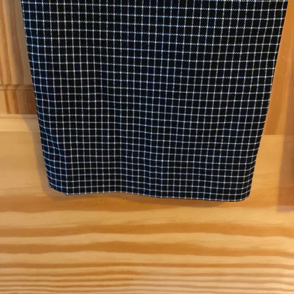 Anne Klein stretchy form fitting ankle cut pants. Size Mediun - Picture 6 of 6